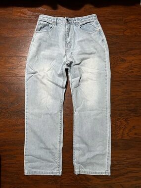 Straight-Leg Women's Jeans in Light Blue Wash